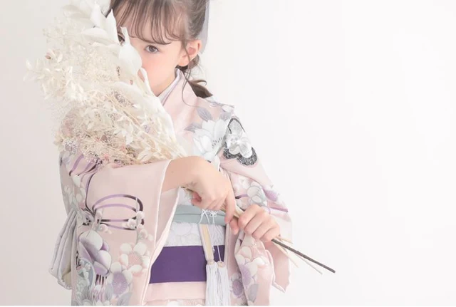 七五三衣装の７歳の女の子のための夢館の着物レンタル